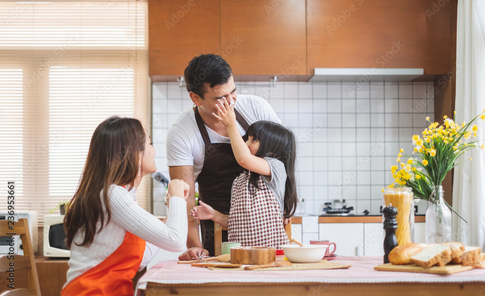 How Kitchen Aprons Keep You Clean and Organized